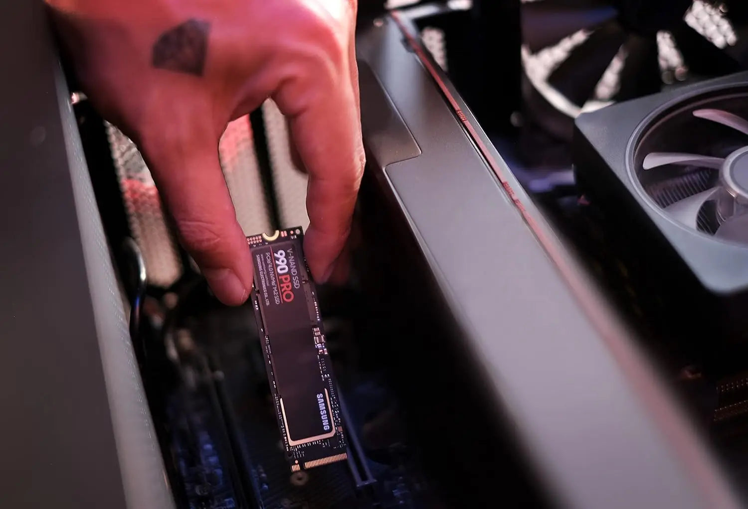 SAMSUNG 990 PRO SSD 4TB PCIe 4.0 M.2 2280 Internal Solid State Hard Drive for High End Computing Gaming Heavy Duty Workstation